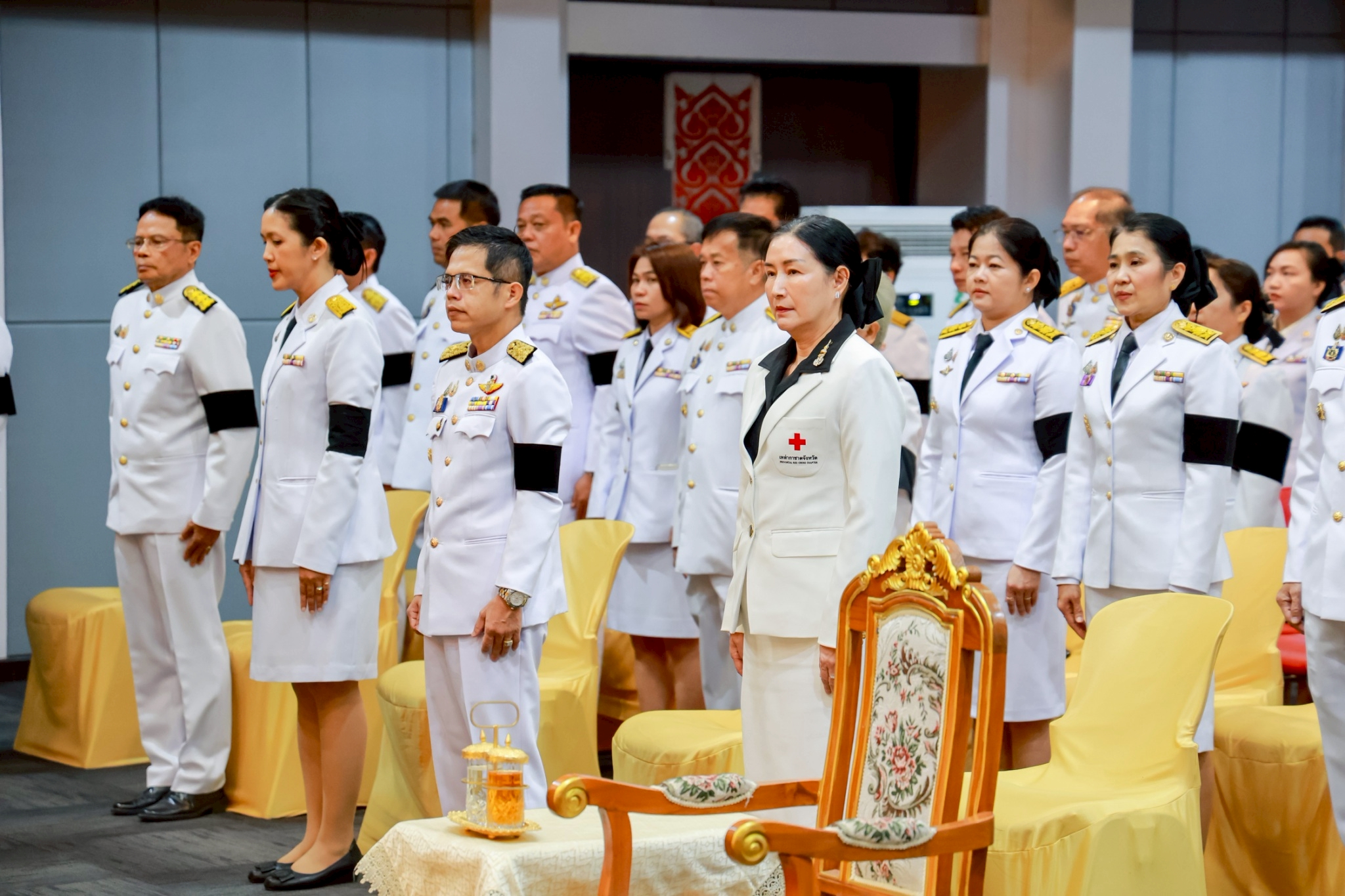 title - ปฏิรูปที่ดินจังหวัดเพชรบุรี พร้อมด้วยเจ้าหน้าที่ ส.ป.ก.เพชรบุรี ร่วมวางพานพุ่มและถวายสักการะแด่พระบาทสมเด็จพระบรมชนกาธิเบศร มหาภูมิพลอดุลยเดชมหาราช บรมนาถบพิตร 